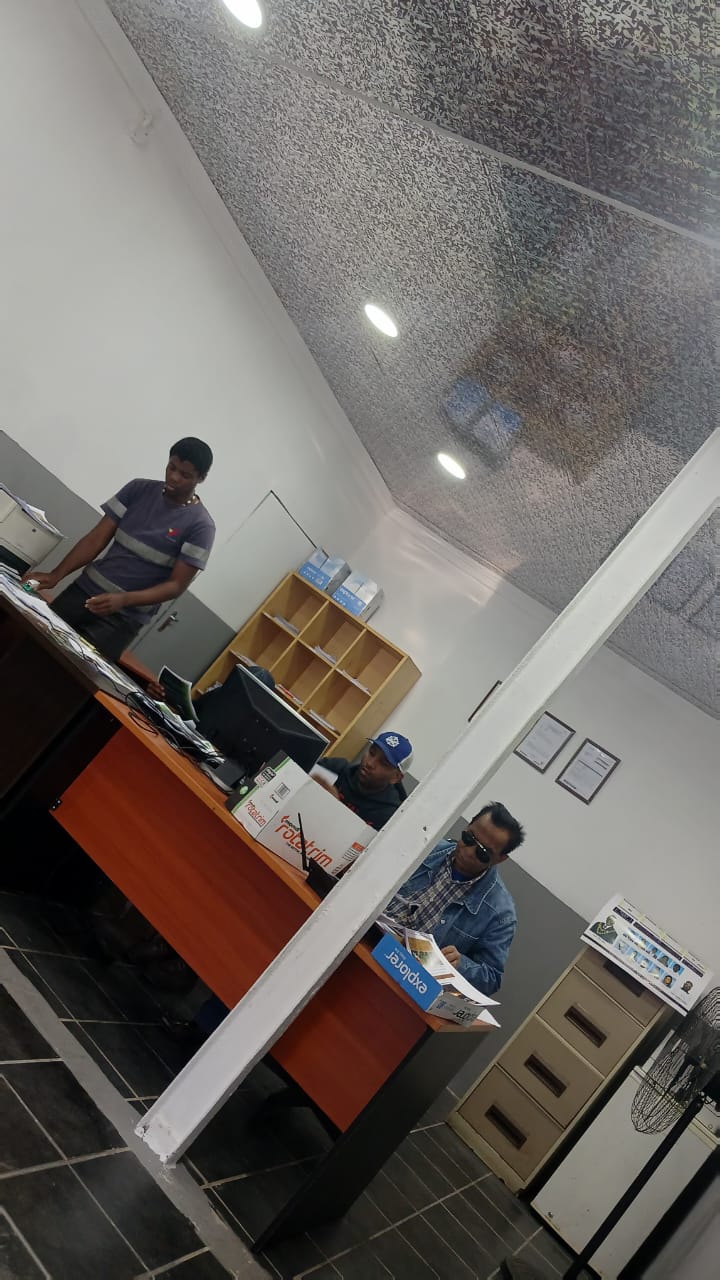 Students participating in skills training and mentorship activities (04)